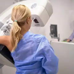 Kobieta poddawana badaniu mammograficznemu. Wynik badania wskazuje na gruczolakowłókniak BIRADS 4a, co wymaga dalszej diagnostyki.