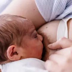 Nowe życie, karmienie piersią. Nawet jeśli pojawią się torbiele w piersiach, miłość matki i dziecka jest silniejsza.