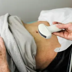 Badanie USG jamy brzusznej, kluczowe dla oceny rokowań w przypadku raka wątroby.