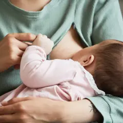 Podczas gdy karmię piersią, wyczułam guzek. Delikatne dłonie dziecka i troska matki.