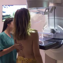 Prawda o mammografii: badanie piersi z pomocą pielęgniarki przy nowoczesnym aparacie.