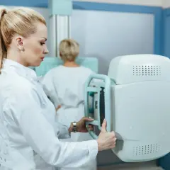 Radiolog przygotowuje aparat do mammografii. Czy mammografia boli? To pytanie zadaje sobie wiele kobiet, ale nowoczesne badania są coraz mniej inwazyjne.