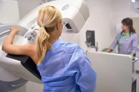Kobieta poddawana badaniu mammograficznemu. Wynik badania BIRADS 3 sugeruje, że zmiany są łagodne, ale wymagają dalszej obserwacji.