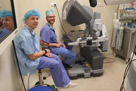 Chirurdzy przy robocie da Vinci, przygotowani do operacji Whipple'a. Dobre rokowania dzięki nowoczesnej technologii.