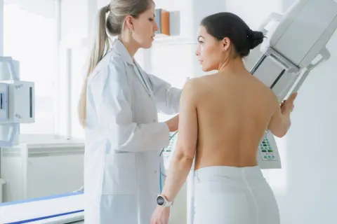 Radiolog przygotowuje pacjentkę do mammografii. Wyniki badania oceni radiolog, stosując **BIRADS skalę**.