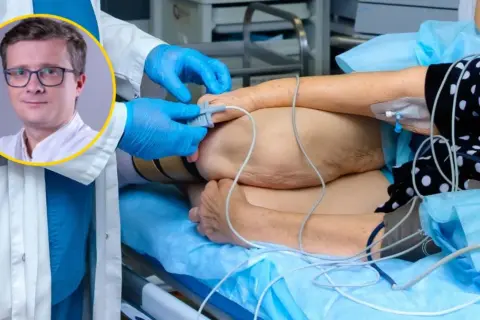 Lekarz w rękawiczkach przygotowuje pacjenta do zabiegu. Ile godzin trwa operacja jelita grubego? To zależy od wielu czynników.