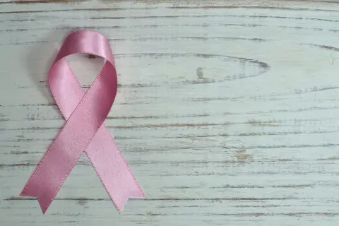 Różowa wstążka symbolizuje nadzieję. Po złym wyniku biopsji co dalej?