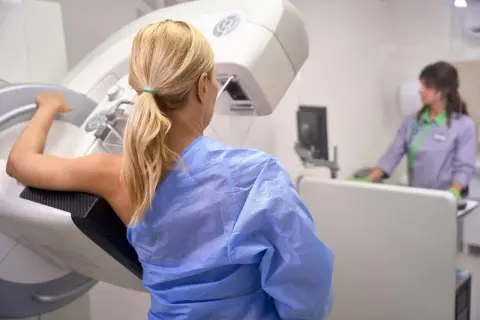 Kobieta poddawana badaniu mammograficznemu. Wynik badania wskazuje na gruczolakowłókniak BIRADS 4a, co wymaga dalszej diagnostyki.