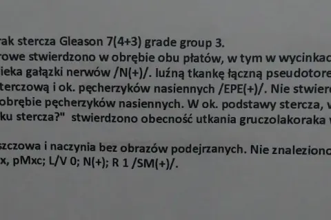 Rak gruczołowy naciekający g2, z naciekiem na gałązki nerwów i tkankę tłuszczową. Obecność gruczolakoraka w linii odcięcia.