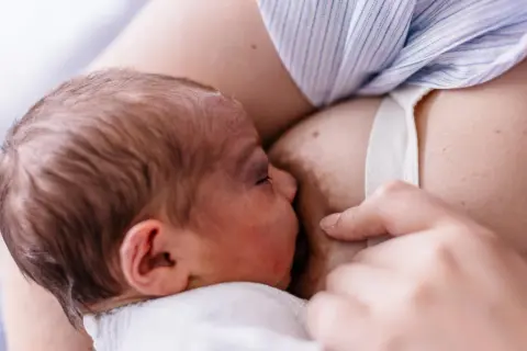 Nowe życie, karmienie piersią. Nawet jeśli pojawią się torbiele w piersiach, miłość matki i dziecka jest silniejsza.