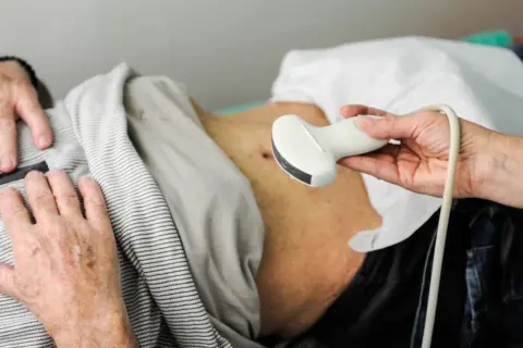 Badanie USG jamy brzusznej, kluczowe dla oceny rokowań w przypadku raka wątroby.