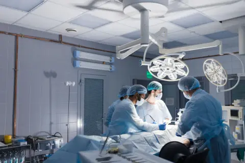 Zespół chirurgów przeprowadza operację usunięcia żołądka z powodu raka.