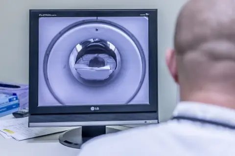 Monitor z obrazem rezonansu magnetycznego pacjenta wewnątrz aparatu.