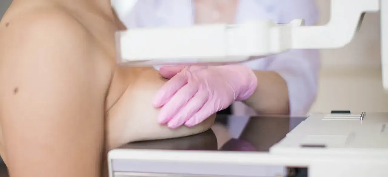 Prawda o mammografii: badanie piersi w różowej rękawiczce, kluczowe dla wczesnego wykrywania zmian.