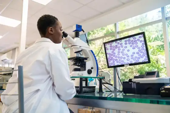 Komórki nowotworowe pod mikroskopem - co mówi biopsja?